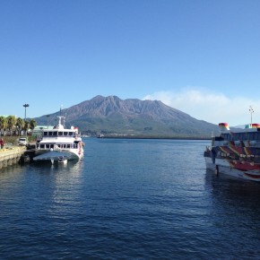 桜島と高速艇